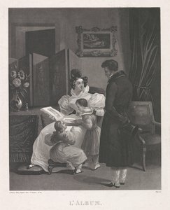 Interiör med en familj som tittar på ett fotoalbum L