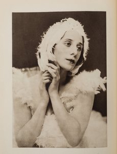 Anna Pavlova (Pavlovna) (1881-1931) i baletten Den döende svanen av Camille Saint-Saens, Anonym. Kromolitografi, , Privat samling av Anonymous Anonymous