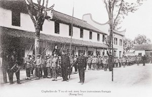 Kinesiska föräldralösa barn med sina franska instruktörer i Kiang Sou-regionen Fotografi från början av 1900-talet - Privat samling av Anonymous Anonymous