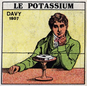 Elektrokemi: nedbrytning av kaliumklorid (kalium) och soda av Sir Humphry Davy (1778-1829) 1807. Anonym illustration från 1925. Privat samling. av Anonymous Anonymous