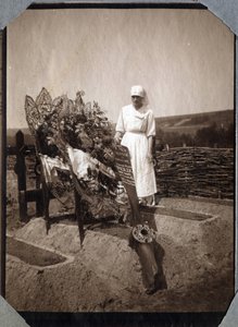 Första världskriget 1914-1918: sjuksköterska (Therese Pavillou?) i en blus på graven av den franske pilotsergeanten Roux, som dog vid 21 års ålder, i Couville, Manche, Basse-Normandie (Lagre Normandie), Frankrike. Anonymt fotografi juli 1917. Privat samlin av Anonymous Anonymous