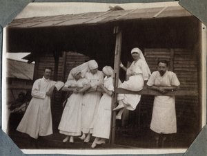 Första världskriget 1914-1918: sjuksköterskor och läkare i blus i Couville, Manche, Basse-Normandie (Basse Normandie), Frankrike. Anonymt fotografi juli 1917. Privat samling, Stella. av Anonymous Anonymous