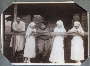 Första världskriget 1914-1918: sjuksköterskor i en rolig blus med soldater och en läkare i Couville, Manche, Basse-Normandie (Lagre Normandie), Frankrike. Anonymt fotografi juli 1917. Privat samling, Stella. av Anonymous Anonymous