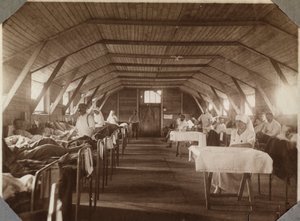 Första världskriget 1914-1918: sårade soldater och sjuksköterskor från det franska röda korset (röda korset), lägret Couville i Engelska kanalen, Basse-Normandie (Negre Normandie), Frankrike. Anonymt fotografi juli 1917. Privat samling, Stella. av Anonymous Anonymous