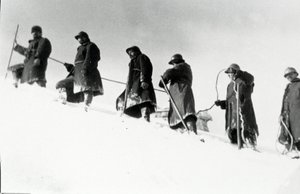 Första världskriget: Italienska alpina jägare (alpino eller alpini) under en bestigning av Anonymous Anonymous