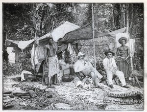 Uppdrag för den franske kaptenen Louis Gustave Binger (1856-1936): beskickningens läger i Afforenou, Elfenbenskusten. Gravyr i "Le monde illustree" från 1892. Privat samling. av Anonymous Anonymous