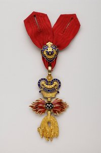 Order of the Golden Fleece: Österrikiskt Golden Fleece - Förminskat märke - 1850-1900 - Guld och emaljer - H: 7,6 cm; B: 4,5 cm; Vikt: 42 g - Privat samling av Anonymous Anonymous