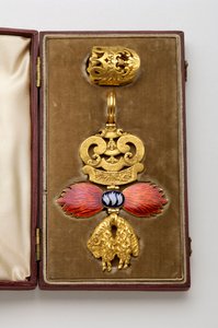 Order of the Golden Fleece: Spansk Golden Fleece - Emblem som tillhör Arthur Wellesley (1769-1852) - Oavers - Tillverkad av Hamlet (London) - Debut av 1800-talet - Guld och emals - H: 7,8 cm; B: 5,6 cm; Vikt: 38 g - Originalfodral i vinröd mar av Anonymous Anonymous
