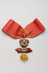 Orden av det gyllene skinnet: Spanskt gyllene skinn - Insignier tillhörande Jean Charles de Saldanha Oliveira e Daun (1790-1876) - Mitten av 1800-talet - Guld, diamanter, safir och emaljer - H 10,6 cm; b 7,6 cm; vikt: 96 g - Privat samling av Anonymous Anonymous