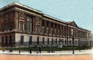 Paris: yttre vy av Colonnade du Louvren byggd av Claude Perrault (1613-1688). Fotografi från 1920 i "" Artistic Album"" av staden Paris. Privat samling. av Anonymous Anonymous