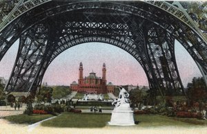 Paris: Palais du Trocadero sett under Eiffeltornet. Fotografi från 1920 i "" Artistic Album"" av staden Paris. Privat samling. av Anonymous Anonymous