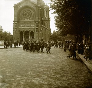 Fotografi - Stereoskopisk glasplatta om första världskriget: I Paris, efter mobilisering, lämnar unga rekryter till fronten, Privat samling av Anonymous Anonymous