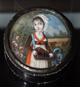 ""Porträtt av en ung flicka med en gurdy"" (Portrait of a Girl With Hurdy Gurdy) Anonym akvarell ca 1800 Privat samling av Anonymous Anonymous