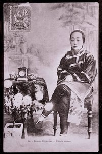 Porträtt av kinesisk kvinna i traditionell dräkt Hon har remsfötter - Fotografi från början av 1900-talet - Privat samling av Anonymous Anonymous