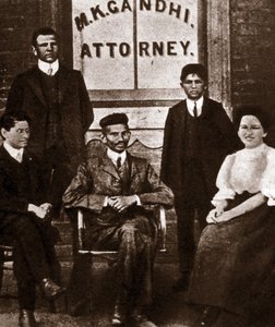 Porträtt av den politiska ledaren Mohandas Karamchand Gandhi (1869-1948) advokat i Durban, Sydafrika. Fotografi 1893 av Anonymous Anonymous