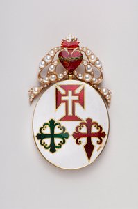 Portugal - Storkorsbandet för de tre orden: Storkorsmärket för de tre orden tillhörde förmodligen Maria II av Bragance (1819-1853), drottning av Portugal - Modell för dam - 1800-1850 - Guld med emaljer och pärlor - H: 8 cm; B: 4,7 cm; Vikt: 44 g - av Anonymous Anonymous