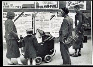 Andra världskriget (1939-1945): Förbipasserande läste mobiliseringsaffischerna i september 1939 av Anonymous Anonymous