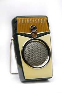 Stilleben för en TRANSISTOR RADIO eller POCKET RADIO eller TRANSISTOR BÄRBAR RADIO. av Anonymous Anonymous