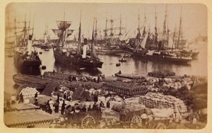 Staden Marseille och dess omgivningar runt 1885 -1890: Bassin de la Joliette, lastbord på katter, Privat samling av Anonymous Anonymous