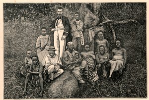 Upptäckaren Pierre Savorgnan av Brazza (1852-1905) och en grupp urbefolkningar från det apostoliska vikariatet för de två Guineas (Två Guineas) i Gabon. Gravyr i "Les Missions Catholiques au XIXeme Siecle"" av Louis-Eugene (Louis Eugene) Louvet. pr av Anonymous Anonymous