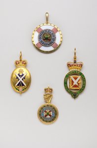 Storbritannien - Order of Thistle - Vänster: Insignier av härold av skotska vapen, detta insignium är inte exklusivt kopplat till Order of Thistle, mitten av 1700-talet, Guld och Emals, H 7 cm; b 3,8 cm; vikt: 36 g - Höger: insignier för dekanus vid O av Anonymous Anonymous