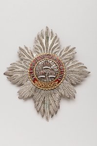 Storbritannien - Order of the Bath: Riddarplakett tillhörande George IV (1762-1830), regent, dåvarande kung av England (1820-1830) - Tillverkad av Rundell, Bridge & Rundell, London - 1813 - Guld, silver, diamanter och emaljer - H 11,9 cm; b 10,6 cm; vikt: av Anonymous Anonymous