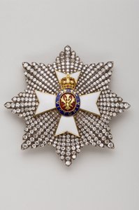 Storbritannien - Royal Order of Victoria: plakett av riddaren Storkorset - Slutet av XIX-talet - Guld, silver, diamanter, smaragder, rubiner och emaljer - D 7,9 cm; vikt: 56 g - Privat samling av Anonymous Anonymous