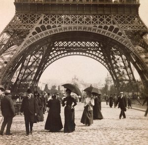 Universal Exposition of 1900 - Exposition Universelle de 1900 i Paris: Utsikt under Eiffeltornet - privat samling av Anonymous Anonymous