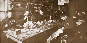 I Hut under midvintern ägnade sig männen åt att sy pälsar till kläder som skulle användas under vårens pulka, pub. London 1907 (s/v foto) av Anthony Fiala