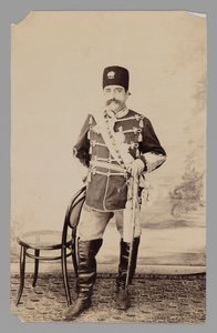 Hellängdsporträtt av Mozaffar al-Din Shah, sent 1800-tidigt 1900-tal (silvergelatintryck) av Antoin Sevruguin