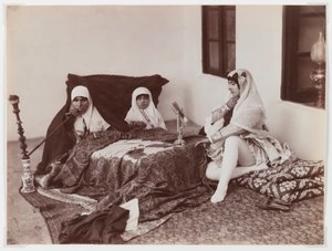 Kvinnor som vilar i harem (silveralbuminfoto)