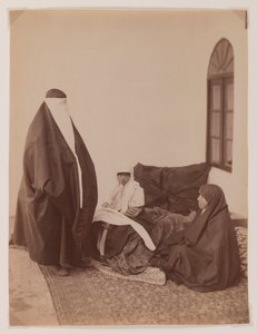 Två beslöjade kvinnor och ett barn (silveralbuminfoto)