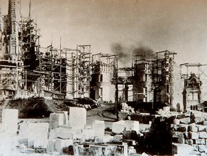 Arkitektur: utsikt över katedralen Sagrada Familia (heliga familjen), Barcelona - byggplatsen 1899 (s/v foto)