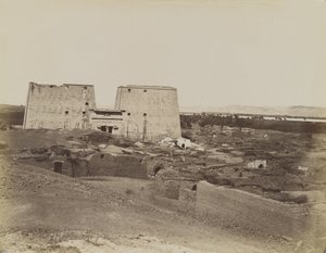 Edfu, utsikt över Pylon och Village av Antonio Beato