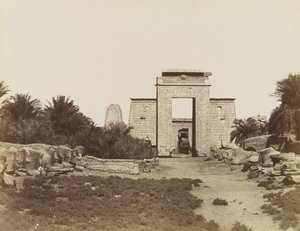 Karnaksfinxerna och Ptolemaios pylon av Antonio Beato