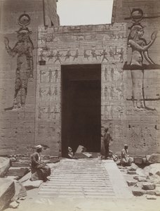 Philae, närbild från södra delen av den andra Pylon-ingången vid Isis-templet