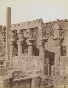 Philae, utsikt från den nordöstra delen av den södra delen av West Colonnade och verandan i Nectanebo vid Isis-templet av Antonio Beato