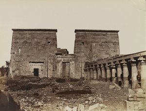 Philae, utsikt över pylonen med kolumner av Antonio Beato