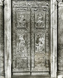Reliefpaneldörr dekorerad med scener av Kristus, Jungfrun, SS. Petrus och Paulus och påven Eugenius IV:s liv
