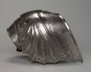 Gotisk solfjäderformad pauldron, ca 1485-1500 (stål) av Antonio Missaglia