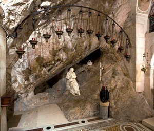 Utsikt över St. Benedettos grotta med en staty av helgonet gjord av Antonio Raggi (eller Antonio Lombardo) (1624-1686). Det var i denna grotta som helgonet drog sig tillbaka. 1657 Klostret Saint Benedetto (Sacro Speco), Subiaco (Rom), Italien