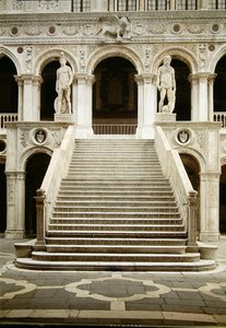 Utsikt över Scala dei Giganti, designad av Antonio Rizzo med statyer av Mars och Neptunus av Jacopo Sansovino (1486-1570) av Antonio Rizzo