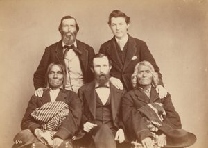 Alexander Gardner, William Henry Jackson och Antonio Zeno Shindler med Pueblo-delegaterna Alejandro Padilla, guvernör i Isleta, och Ambrosio Abeita, före detta guvernör i Isleta,1868 (foto)