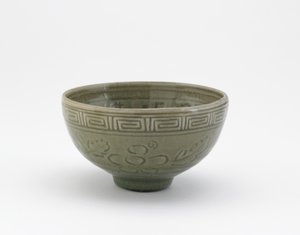 Serveringsskål i stil med Longquan ware, Serveringsskål (hachi), tidigt 1800-tal (stengods med celadonglasyr) av Aoki (attr. to) Mokubei