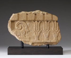 Fragment av en fris med en stenbock och oryxer, 500-400-talet f.Kr. (kalksten)