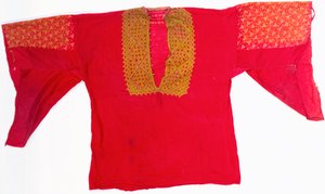 En broderad klänning av rött muslin (muslin)