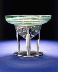 En Liberty Tudric tennskål med James Couper & Sons Clutha glasfoder, ca 1902-05 (tenn, glas)