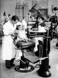 En tandklinik, Italien (glasplatta)