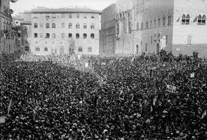Folkmassa samlades på Piazza Signoria med anledning av Hitlers och Mussolinis besök i Florens, 05/1938 (s/v foto)