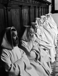 Munkar ber vid Eremitaget i Camaldoli, Italien, ca 1925 (silvertryck av gelatin)